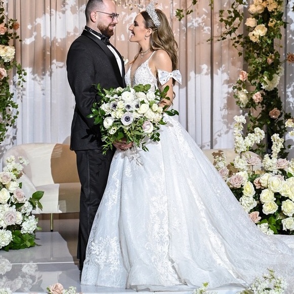 Ballgown/A-Line wedding gown - Picture 6 of 7